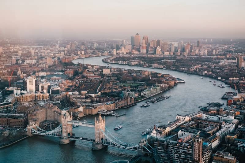 London City Airport (LCY) taxi transfer from Walton On Thames by CABS WALTON - 25 miles, ~50 min journey