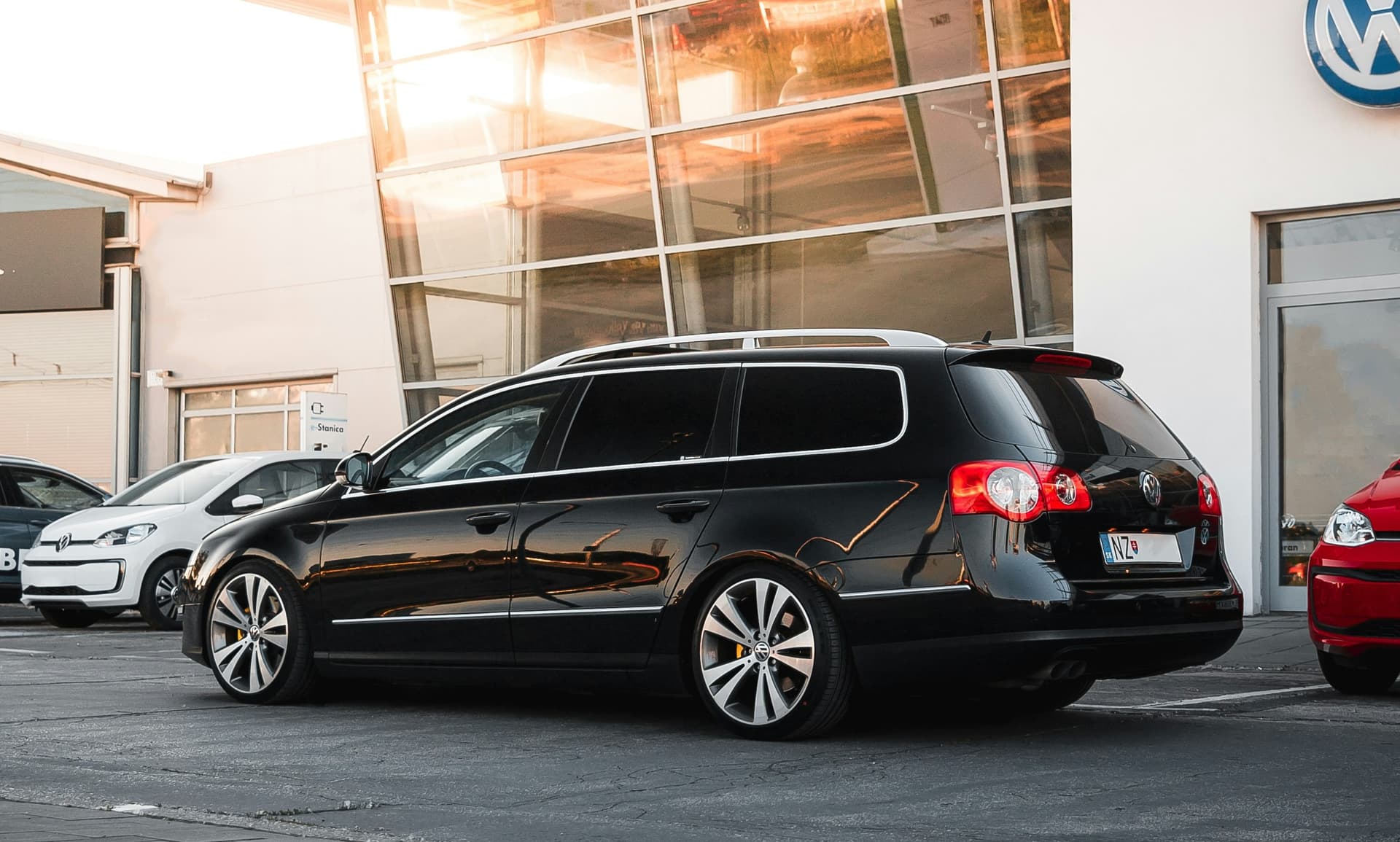 Estate car VW Sharan Estate taxi vehicle - CABS WALTON Walton On Thames airport transfer fleet - 1-6 passengers 6 Large Bags
